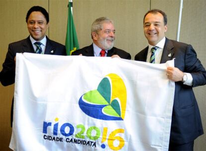 Lula sujeta una bandera de la candidatura junto al ministro de Deportes y el gobernador de Río.