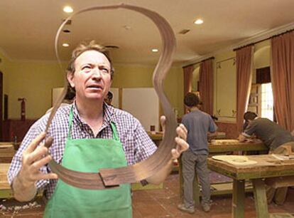 Paco Santiago, en el taller de construcción de guitarras en Córdoba.