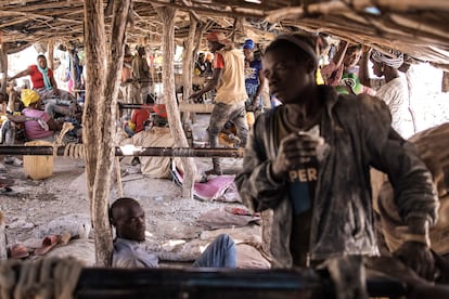 Mineros de oro artesanales cruzan el río Gambia en la mina de oro de Bantakokouta. El uso de mercurio en el proceso de extracción de oro ha contaminado el suelo, los sedimentos y los ríos.