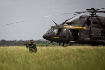 En la imagen, efectivos venezolanos del sistema antiaéreo de la Fuerza Armada Nacional Bolivariana (FANB). EFE/Archivo