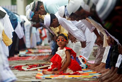 Una niña alrededor de hombres durante el rezo en el festival de Eid al-Adha en Agartala, India, el 2 de septiembre.