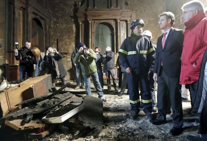 Galician premier Alberto N&uacute;&ntilde;ez Feij&oacute;o (second from right) visits the sanctuary.