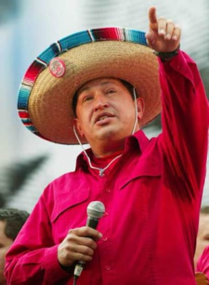 El presidente de Venezuela, Hugo Ch&aacute;vez, canta rancheras en Caracas tocado con un sombrero mexicano, en una imagen de 2007.