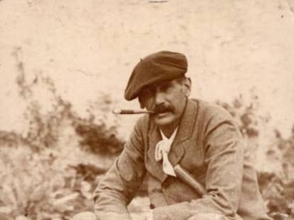 Benito Pérez Galdós, en la finca familiar de Los Lirios en Gran Canarias en 1894. 
