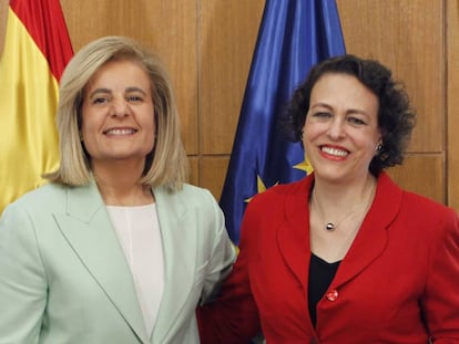 La exministra de Trabajo, Fátima Báñez (i.), con su sucesora, Magdalena Valerio.