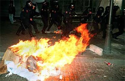 Al final de la manifestación un grupo de violentos ha quemado contenedores y provocado pequeños incendios.