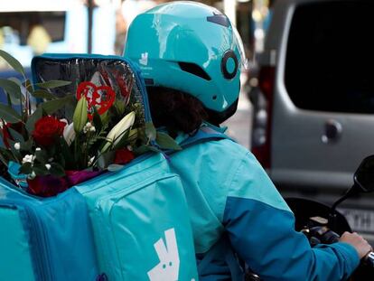 Un rider de Deliveroo lleva flores por encargo. 