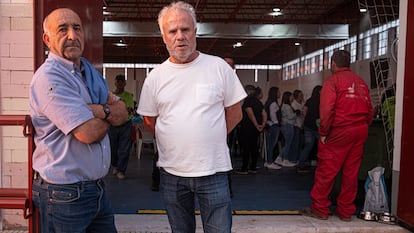 Carlos Luis Martin y Salvador Hernández, ambos de Descargamaría, fueron desalojados de sus casas de madrugada y alojados en el pabellón polideportivo de Moraleja, en Cáceres.