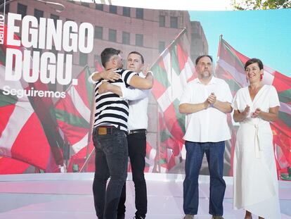 De izquierda a derecha, los candidatos al Congreso Gabriel Rufián (ERC) y Arnaldo Otegi (EHBildu); el presidente de Esquerra, Oriol Junqueras, y la candidata al senado poer EH Bildu, Jasone Agirre, en el acto de Durango.
