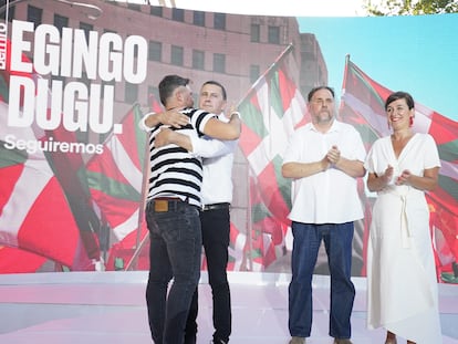 De izquierda a derecha, los candidatos al Congreso Gabriel Rufián (ERC) y Arnaldo Otegi (EHBildu); el presidente de Esquerra, Oriol Junqueras, y la candidata al senado poer EH Bildu, Jasone Agirre, en el acto de Durango.