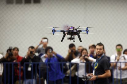 Jóvenes observan un drone, en la conferencia de Guadalajara de 2016.