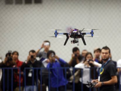 Jóvenes observan un drone, en la conferencia de Guadalajara de 2016. 