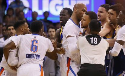Westbrook, Christon, Green y Curry en la tangana entre Warrios y Thunder.