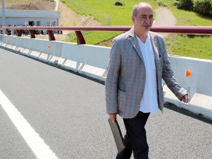 Garitano pasea ayer por el tramo recién inaugurado del eje Beasain-Bergara.