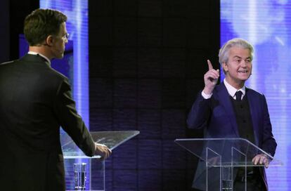 Wilders gesticula durante el debate televisado frente al primer ministro Mark Rutte.