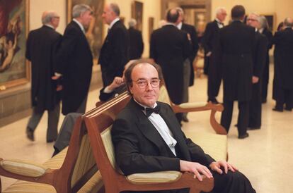 Francisco Calvo Serraller, en la Academia de Bellas Artes de San Fernando el día de su ingreso, el 11 de febrero de 2001.