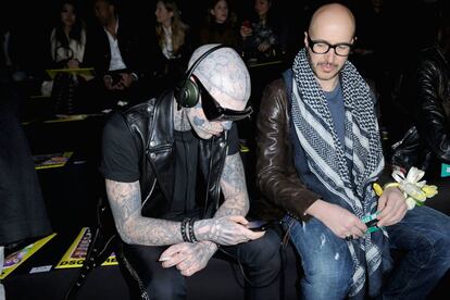 El modelo Rick Genest está muy de moda. El único inconveniente de tenerlo como invitado es que se te pueden quedar los asientos contiguos vacíos. A algunos les asustan los tatuajes replicando un esqueleto.