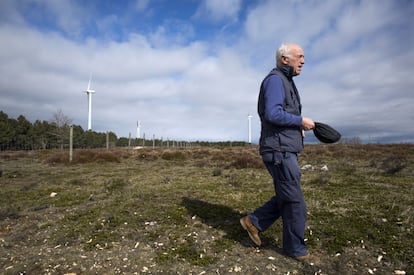 La energía eólica pasó de largo. Una eléctrica pretendía instalar generadores eólicos en esta finca, pero el proyecto no salió finalmente. Varios molinos rodean estos terrenos de Masa.