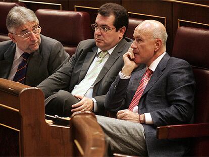 Josep Sanchez Llibre, Jordi Jané y Josep Antoni Duran, en sus escaños.