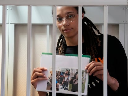 La estrella de la WNBA, Brittney Griner, durante una de las sesiones de su juicio en Rusia.