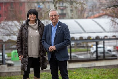 José Ignacio Asensio, diputado de Medio Ambiente de Gipuzkoa, y Rosa Maiza, teniente alcalde de Zumarraga, posan delante de otro centro deportivo de la localidad donde se han instalado placas solares.