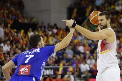 Marc Gasol protege el bal&oacute;n ante Lauvergne.