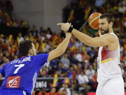 Marc Gasol protege el bal&oacute;n ante Lauvergne.