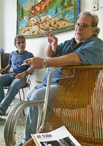Raúl Rivero, a la derecha, con el periodista Luis Cino en La Habana.