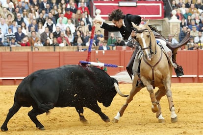 El rejoneador Diego Ventura, durante el segundo toro de la corrida de hoy,en la Feria de Abril celebrada en la Real Maestranza de Sevilla.