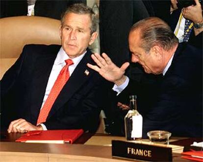 George Bush y Jacques Chirac conversan en una reunión del G 8 el año pasado.
