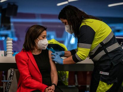 Margarita Robles, ministra de Defensa, recibe una vacuna contra la Covid-19 en el estadio Wanda Metropolitano, Madrid. 
Foto: Olmo Calvo