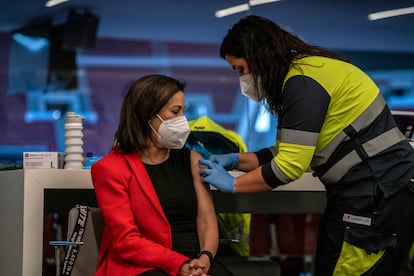Margarita Robles, ministra de Defensa, recibe una vacuna contra la Covid-19 en el estadio Wanda Metropolitano, Madrid.
Foto: Olmo Calvo