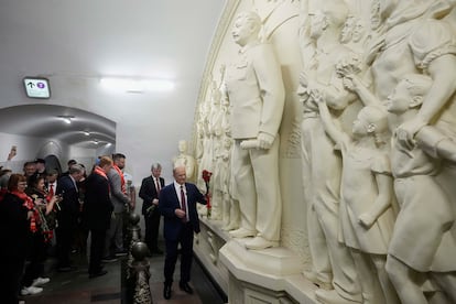 El líder del Partido Comunista de Rusia, Gennady Zyuganov, deposita flores en la escultura dedicada a Josef Stalin en la estación de metro de Taganskaya, en Moscú, el pasado 24 de junio. 
