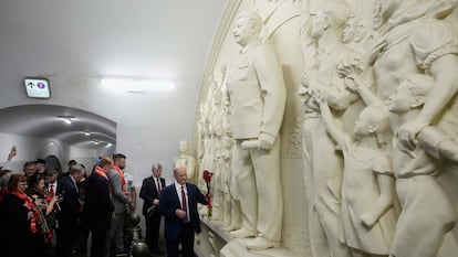 El líder del Partido Comunista de Rusia, Gennady Zyuganov, deposita flores en la escultura dedicada a Josef Stalin en la estación de metro de Taganskaya, en Moscú, el pasado 24 de junio.