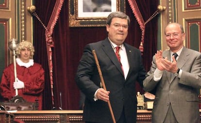 Juan María Aburto (izquierda) recibe el bastón de mando de su predecesor, Ibon Areso, tras ser elegido alcalde de Bilbao.