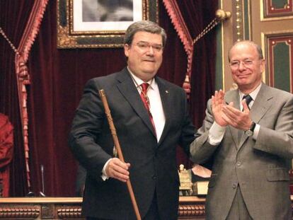 Juan María Aburto (izquierda) recibe el bastón de mando de su predecesor, Ibon Areso, tras ser elegido alcalde de Bilbao.