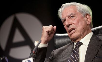 Mario Vargas Llosa durante la presentación de su novela 'El héroe discreto'.