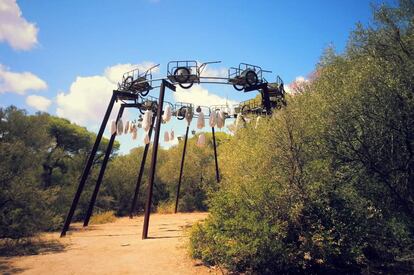 'Plansone Duty Free' (2006), obra de Pascale Marthine Tayou en el parque de esculturas de la Fundación NMAC Montenmedio (Cádiz).