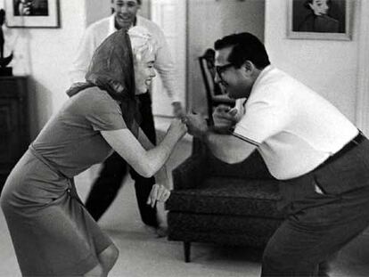 Marilyn Monroe baila con el productor Henry Weinstein durante una fiesta en Beverly Hills, en enero de 1962.