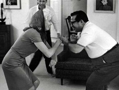 Marilyn Monroe baila con el productor Henry Weinstein durante una fiesta en Beverly Hills, en enero de 1962.