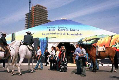 Caseta dedicada a Dalí y a García Lorca en la Feria de Abril de Barcelona.