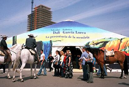 Caseta dedicada a Dal y a Garca Lorca en la Feria de Abril de Barcelona.