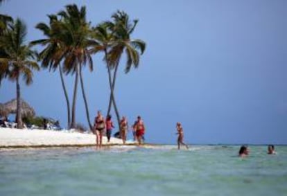 Turistas camina por la playa de un resort en Punta Cana (República Dominicana). Cada año miles de turistas visitan el país caribeño para disfrutar de sus playas, como las de Punta Cana. EFE/Archivo