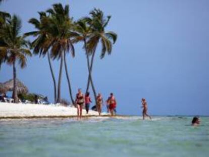 Turistas camina por la playa de un resort en Punta Cana (República Dominicana). Cada año miles de turistas visitan el país caribeño para disfrutar de sus playas, como las de Punta Cana. EFE/Archivo