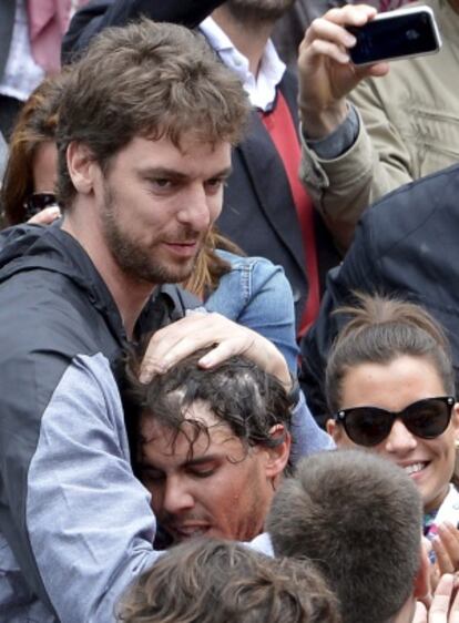 Pau Gasol abraza a Nadal tras la final.