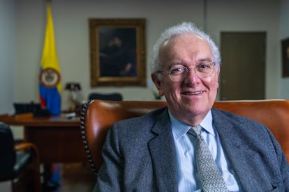 José Antonio Ocampo, ministro de hacienda de Colombia, en su despacho en Bogotá, el 23 de noviembre del 2022.