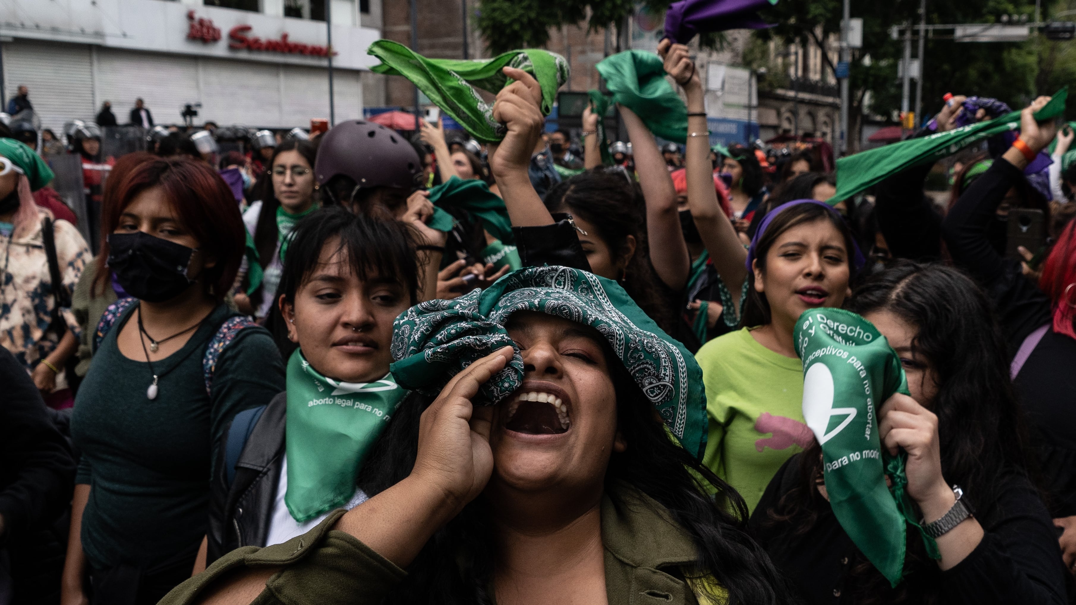 Mujeres cantan y gritan consignas mientras recorren la avenida Juárez, frente a la Alameda Central, durante la marcha.