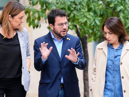 Pere Aragonès, con la secretaria jefa de la presidencia del Govern, Silvia Sàbat, a la izquierda, y su jefa de
gabinete, Helena Ricomà, el domingo en el Palau de la Generalitat.