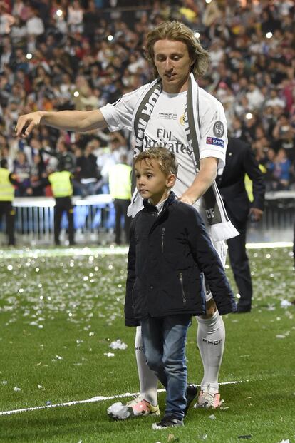 Modric también se sumó a la fiesta con su pequeño.