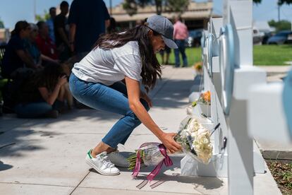 Meghan Markle deja un ramo de flores en el memorial por las víctimas del tiroteo de Uvalde, Texas. el jueves 26 de mayo de 2022.